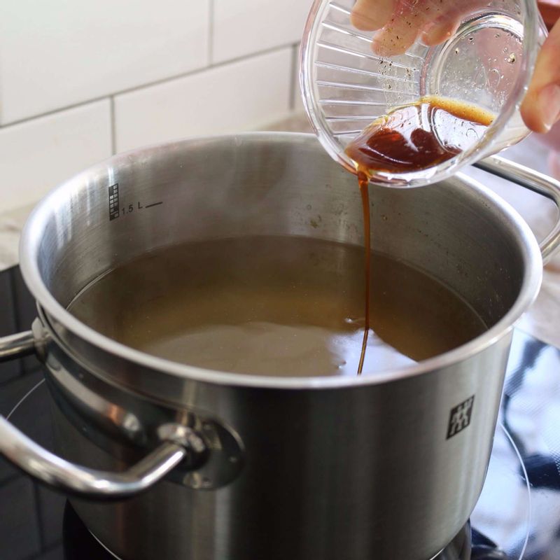 다시마멸치육수에 국물양념 재료를 넣어 따뜻하게 준비해주세요.