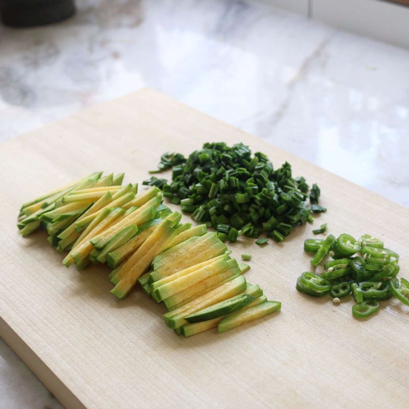 청양고추와 부추는 송송썰고, 애호박은 채썰어주세요. 달군 팬에 기름을 두르고 채썬 애호박 넣고 약간의 소금을 넣고 센불에서 살짝 볶아주세요.