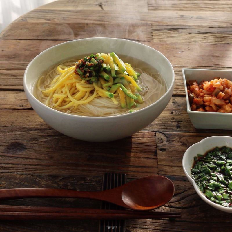 송송 썬 청양고추와 부추에 양념간장 재료를 섞어 양념장을 만들어주세요. 동그랗게 말아진 국수를 그릇에 담고 달걀지단, 애호박, 양념장을 올리고 따뜻한 국수국물을 부어주세요
(기호에 따라 잘게 썰은 신김치, 김가루, 간장에 삭힌 청양고추를 송송 썰어 곁들여도 맛있답니다.)