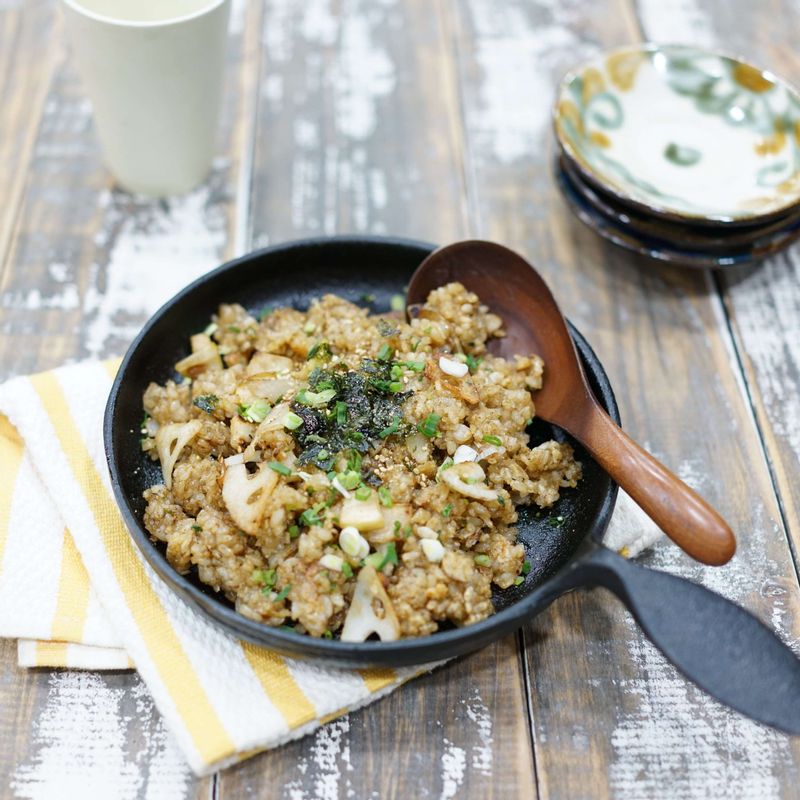 노릇하게 구운 김과 쪽파를 송송 썰어서 볶음밥 위에 올려 마무리하세요.