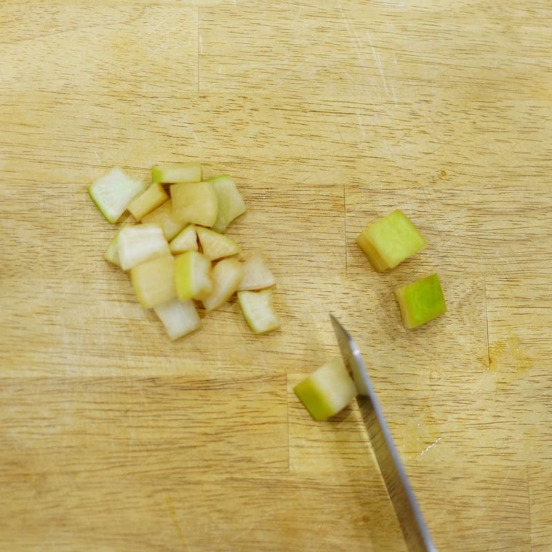 깍두기는 물에 양념을 씻은 후 얇게 썰어주세요.