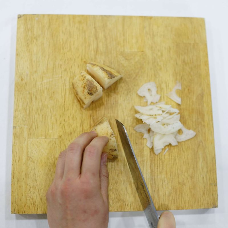 연근은 얇은 은행잎 꼴로 썰어주세요.