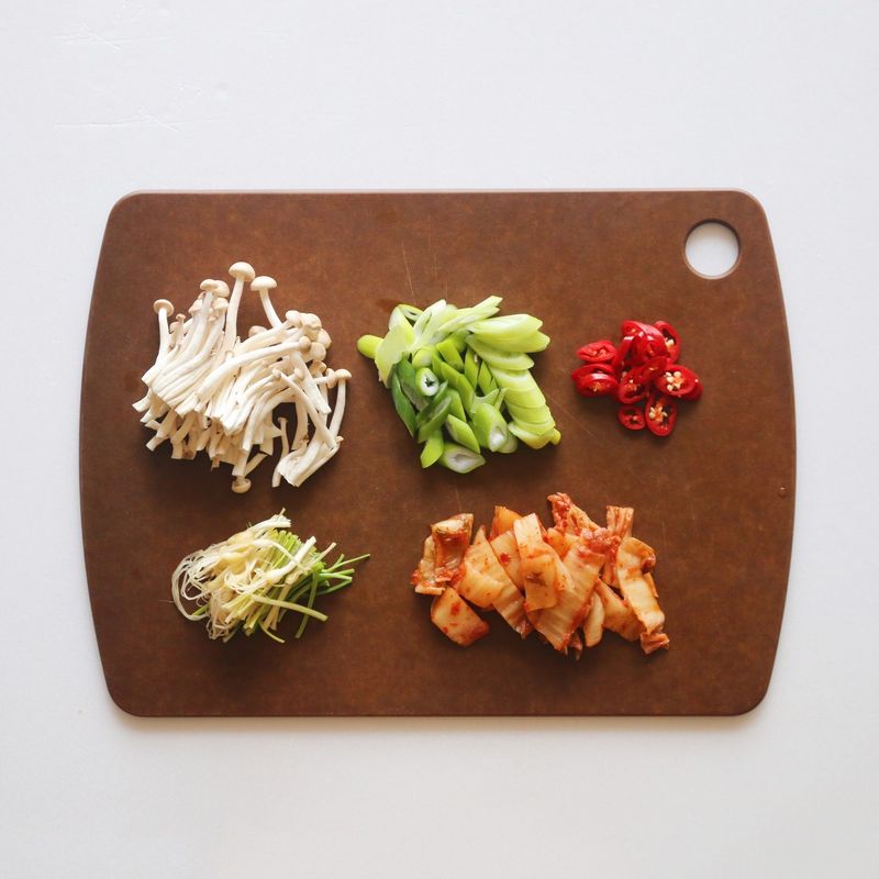 배추김치는 속을 가볍게 털어 적당한 크기로 자르고 달래는 손질한 후 먹기 좋게 잘라주세요. 만가닥버섯은 밑동을 제거하고 대파, 홍고추는 어슷하게 썰어주세요.