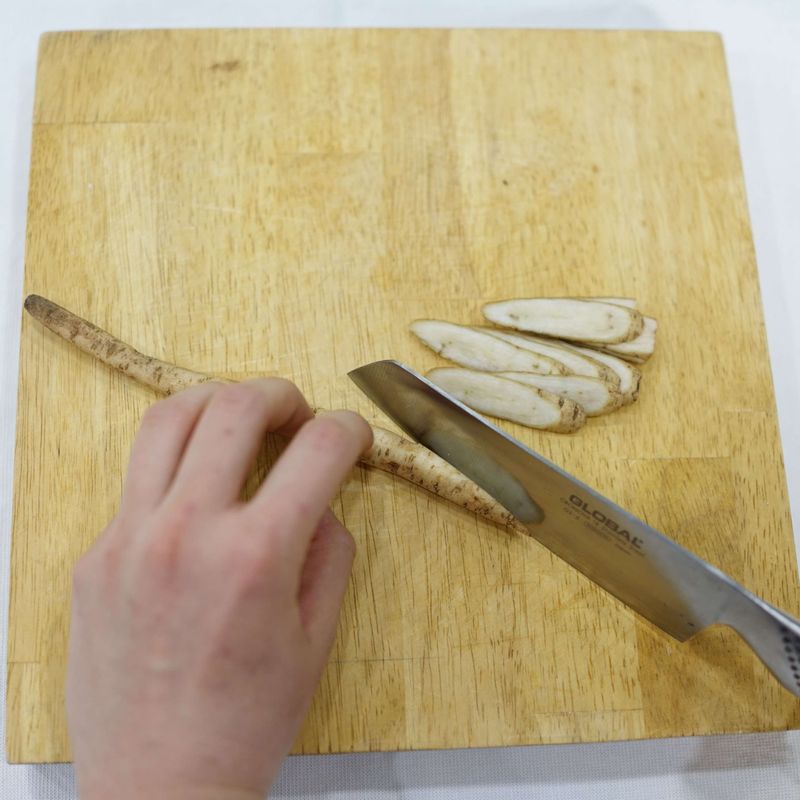 우엉은 얇게 어슷 썬 다음 통밀가루에 버무린 후 프라이팬에 기름을 넉넉히 두르고 튀기듯이 구워주세요.