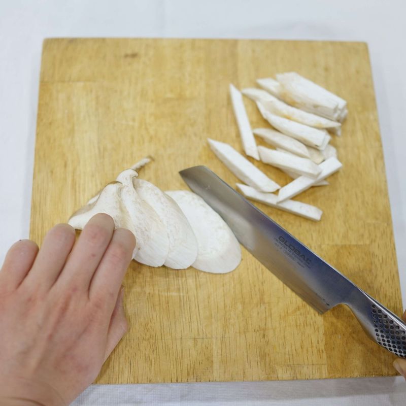 대파는 얇게 동글동글 썰고, 새송이버섯은 1cm 두께로 두껍게 채 썰어주세요.