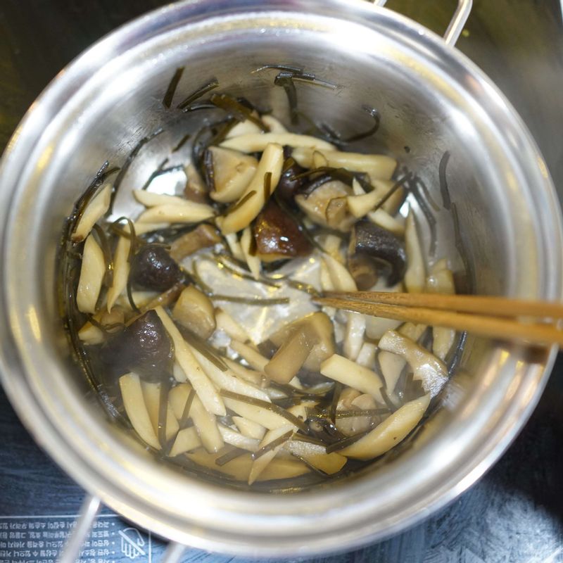 다시마 표고물을 만들 때 넣었던 다시마와 표고를 꺼내어 표고는 1/4등분 하고 다시마는 얇게 채 썰어주세요.
냄비에 새송이, 표고, 다시마를 담고 졸임장(다시마 표고물 : 50ml, 간장 2T, 조청1T)을 넣어 수분기 없이 바특해 질 때까지 졸여주세요.