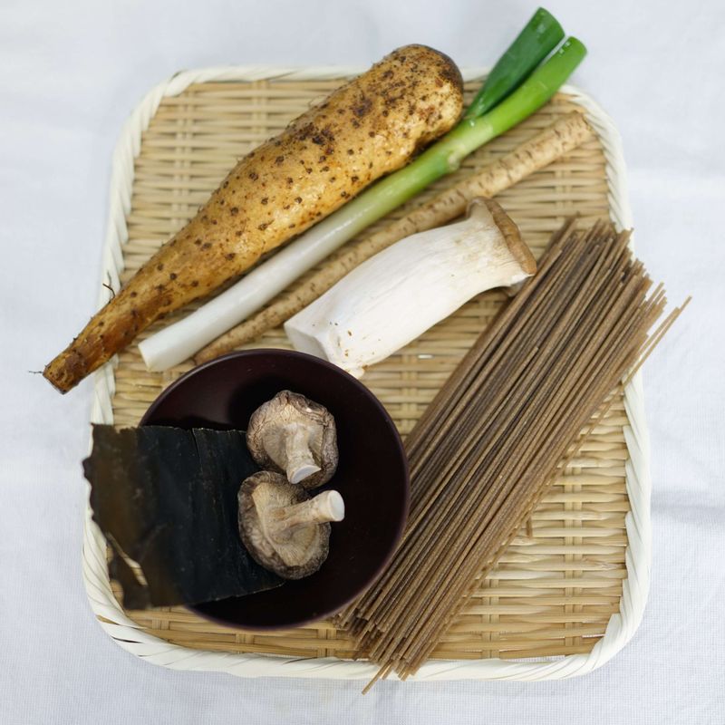 메밀장국수을 위한 재료 이미지로 메밀국수,대파,새송이버섯,마,우엉 등으로 구성 되어있습니다.