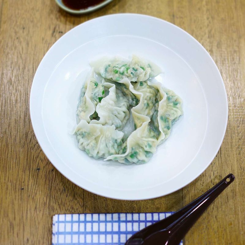 촉촉하게 익은 물만두를 그릇에 담아 완성해주세요.
(초간장은 간장1T, 식초 0.5T, 고춧가루 약간을 한 볼에 넣고 섞어 주세요.)