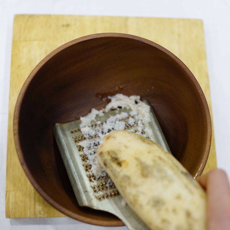 연근은 강판에 곱게 갈아 놓고, 두부는 면보에 감싸 손으로 물기를 최대한 짜주세요.