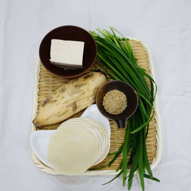 물만두을 위한 재료 이미지로 만두피,부추,부침두부,연근,참깨 등으로 구성 되어있습니다.