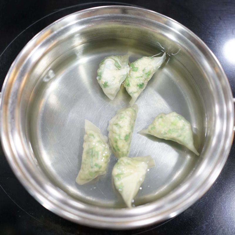 팔팔 끓는 물에 만두를 넣고 만두가 다 익어 떠오를 때까지 익혀 주세요.