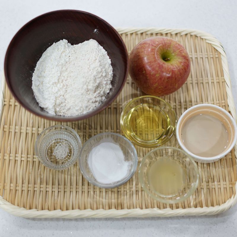 애플소스 핫케이크을 위한 재료 이미지로 통밀가루,백밀가루,베이킹파우더,소금 등으로 구성 되어있습니다.