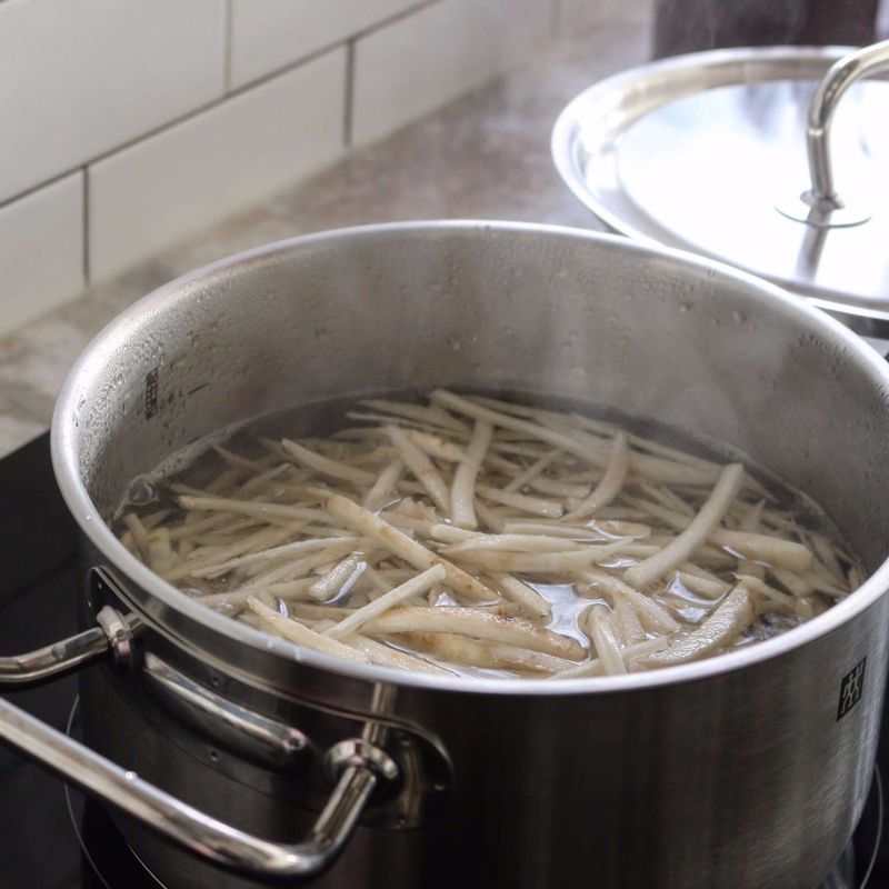 냄비에 우엉이 잠길만큼의 물과 식초 1/2큰술을 넣고 끓어오르면 우엉을 넣어 살짝 데치고, 찬물에 헹군 후 체에 밭쳐 물기를 빼주세요. (우엉을 식초물에 살짝 데치거나 식초물에 담갔다가 사용하면 갈변현상도 막고 우엉의 아린맛도 줄일 수 있어요.)