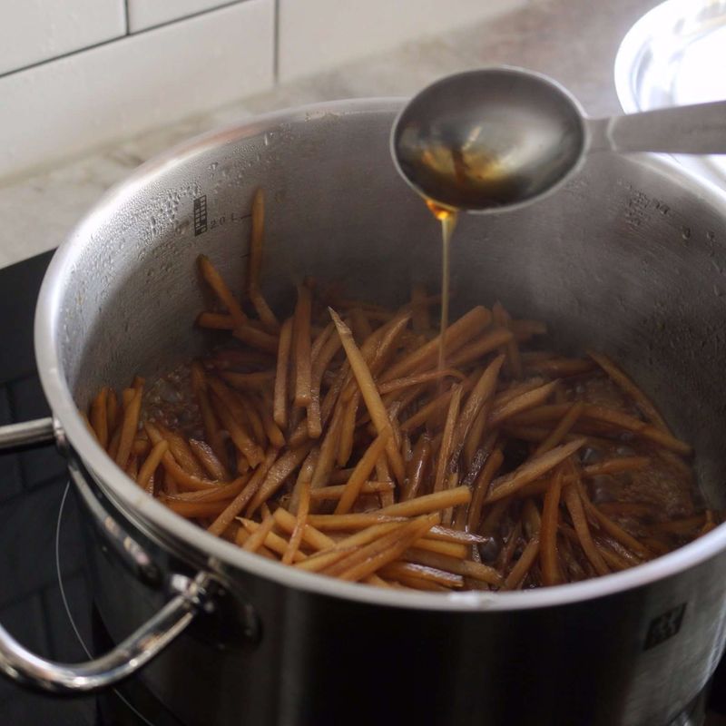 국물이 자작하게 줄어들면 물엿과 참기름을 넣고 불을 꺼주세요.