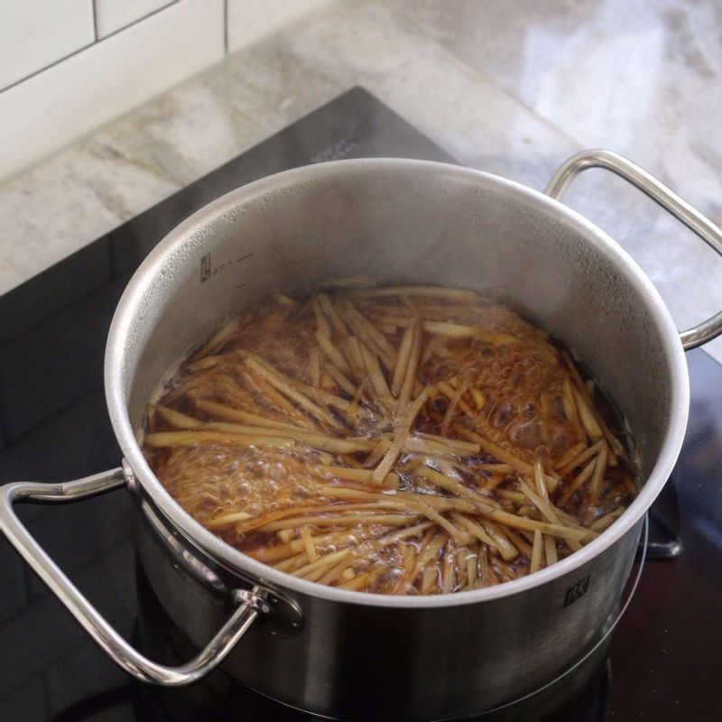냄비에 다시마육수와 조림양념, 데친 우엉을 넣고 국물이 끓어오르면 중불로 줄여 뚜껑을 닫고 20분 정도 졸여주세요.