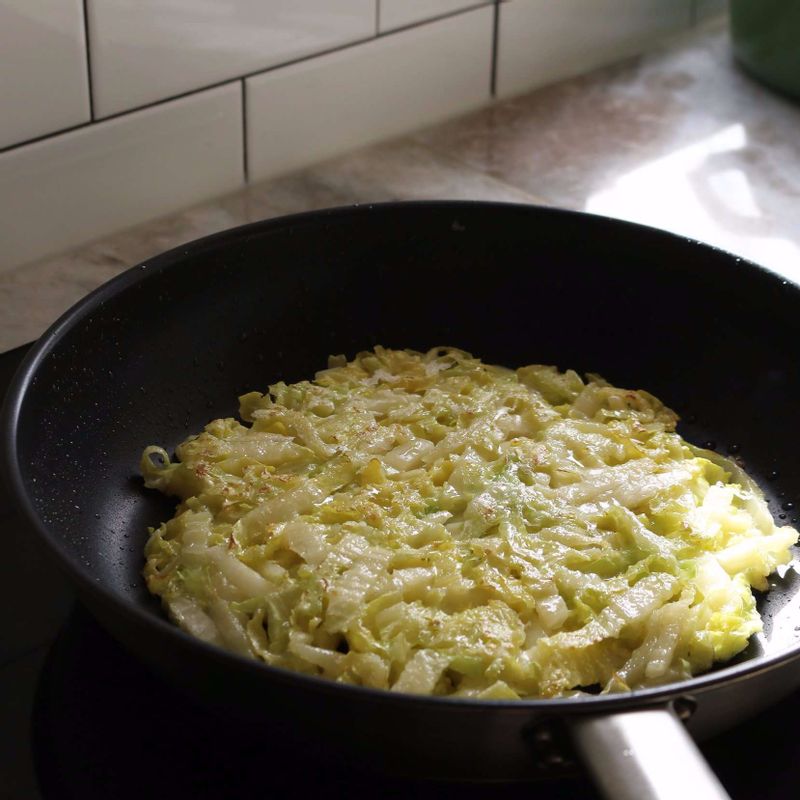 달군 팬에 식용유 넉넉히 두르고, 반죽을 동그랗게 편 후 앞뒤로 노릇하게 부쳐주세요.
