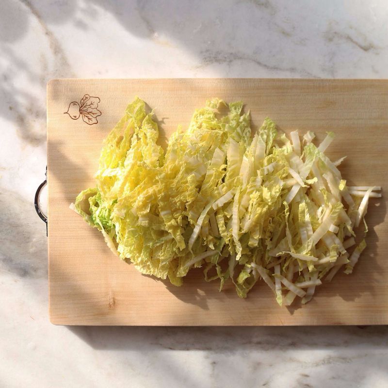 배추는 깨끗이 씻은 후 물기를 제거하고 굵게 채를 썰어주세요.
