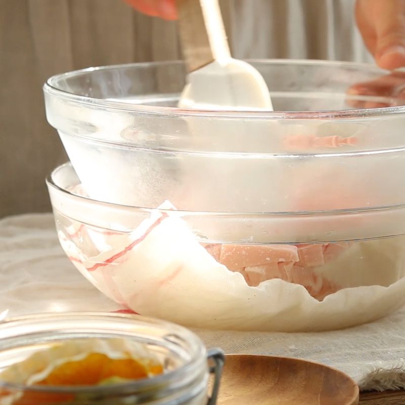 다른 볼에 60도 이하의 따뜻한 물을 넣고, 초콜릿이 담긴 볼을 올려 저어주며 중탕으로 녹여주세요. (초콜릿에 물이 들어가지 않도록 주의해서 저어주세요.)
Tip! 커버처초콜릿은 별도의 템퍼링 작업이 필요하기 때문에 간편한 코팅 초콜릿을 추천해요~