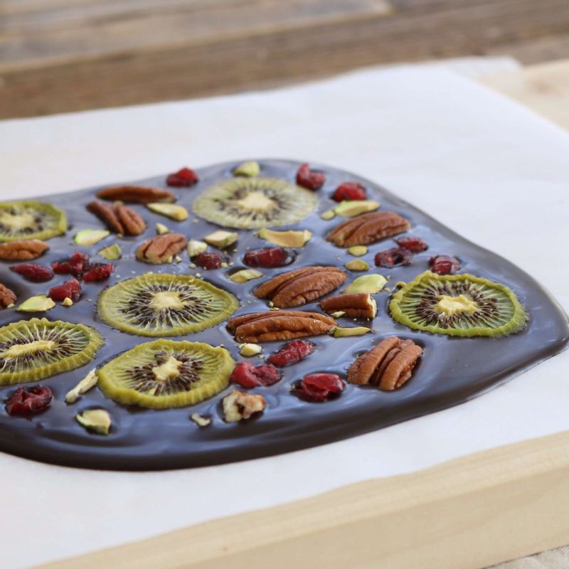 서늘한 곳에서 3~4시간 정도 굳힌 후 초콜릿을 먹기좋은 크기로 잘라주세요.