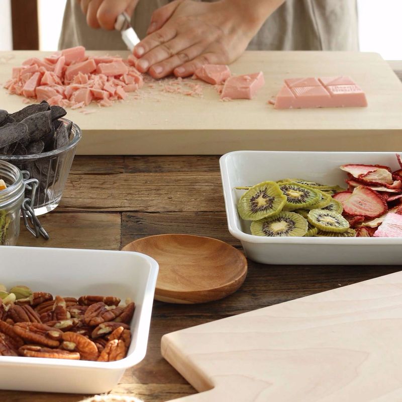 다크, 핑크 초콜릿을 잘게 잘라 볼에 각각 담아주세요.