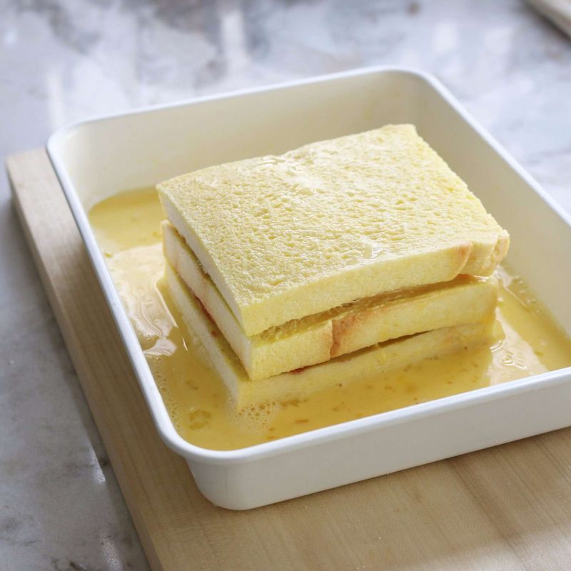 볼에 달걀물재료를 넣고 섞어, 샌드위치를 달걀물-빵가루 순으로 골고루 묻혀주세요.