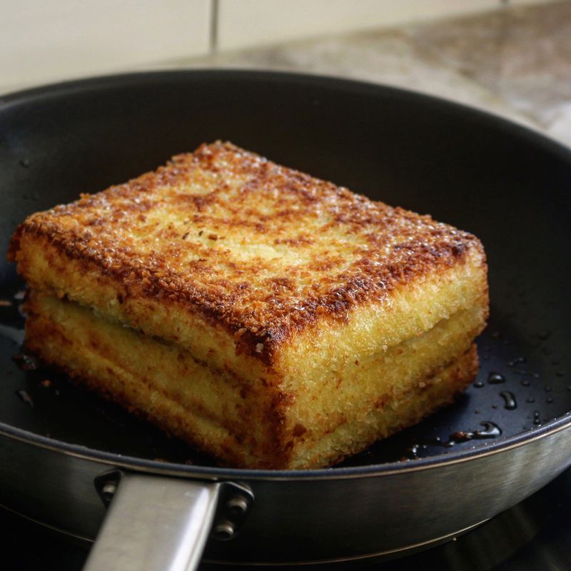 달군 팬에 식용유를 넉넉히 부은 후, 샌드위치를 올려 중약불에서 네 면을 돌려가며 노릇하게 구워주세요.