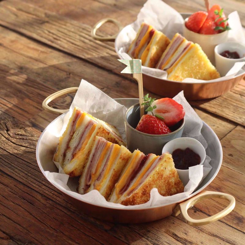 접시에 예쁘게 담아 즐겨주세요.