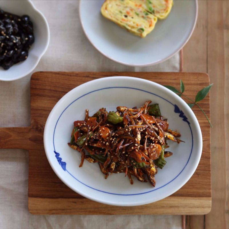 접시에 멸치고추장볶음을 담고 통깨를 뿌려주세요.