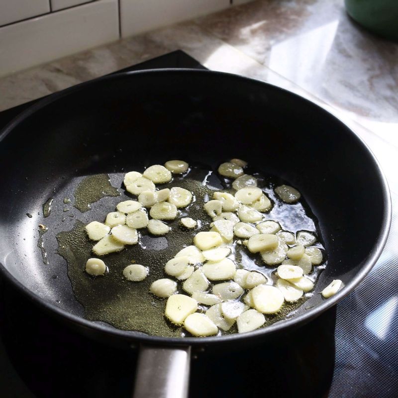 팬에 올리브유를 넣고 마늘편을 볶다가, 멸치를 넣고 노릇하게 볶은 후 꽈리고추를 넣어 함께 볶아주세요.