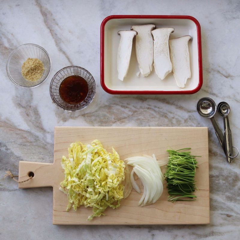 새송이버섯은 편으로 먹기좋게 자르고, 알배추와 양파는 채썰어주세요. 영양부추는 5센치 길이로 썰어주세요.