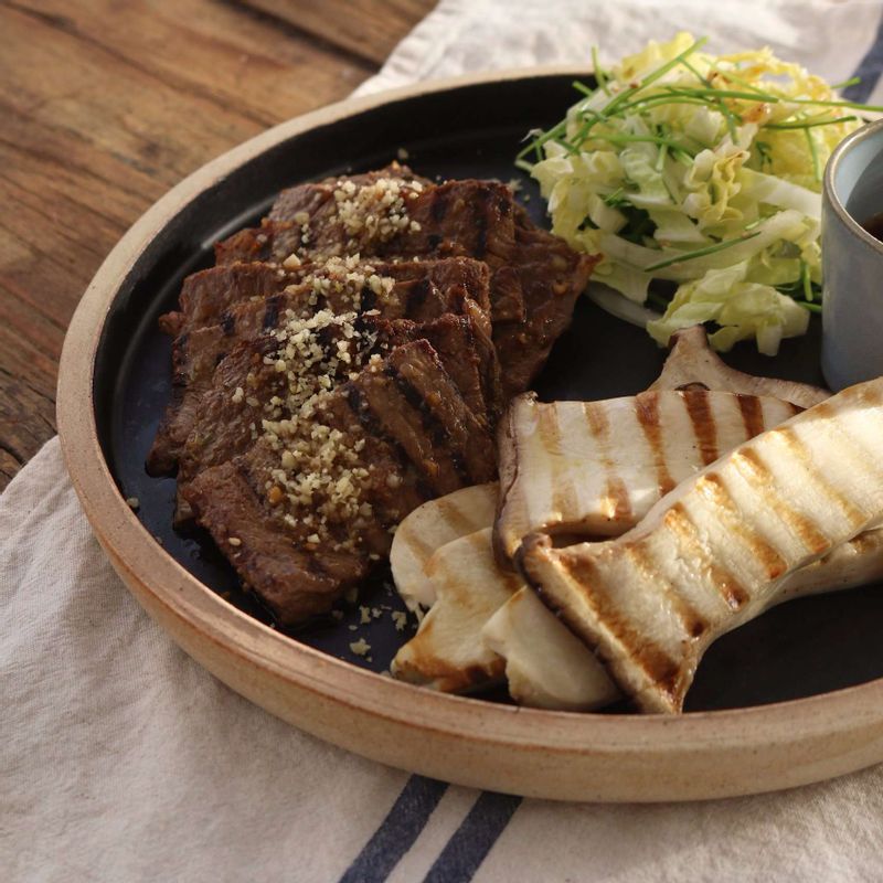 볼에 채썬 알배추와 양파, 영양부추를 넣고 유자드레싱과 섞은 후 잘 구워진 쇠고기, 새송이버섯에 곁들여주세요.
(기호에 따라 너비아니에 잣가루를 뿌려주셔도 맛있답니다.)