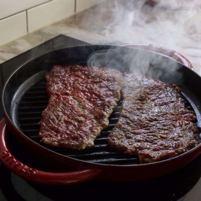 달군 그릴팬에 올리브유를 두른 후 새송이버섯을 올리고 약간의 소금, 후추를 뿌려 구워주세요. 양념한 쇠고기를 올리고 앞뒤로 쇠고기가 익을 때까지 익혀주세요.
