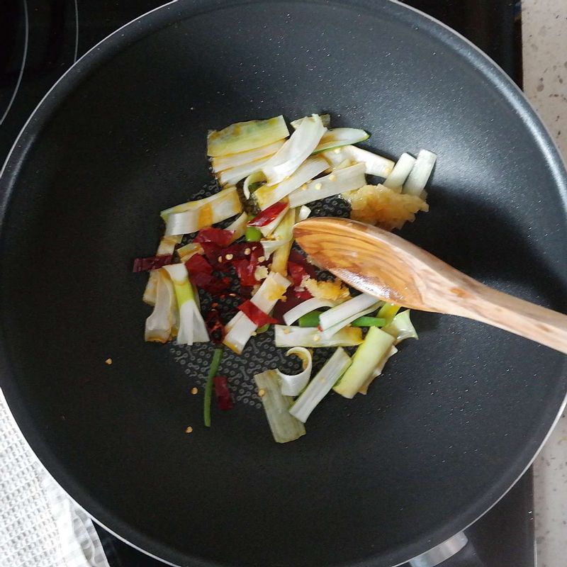 달군 팬에 고추기름을 두르고 다진 마늘, 대파, 건고추를 넣어 볶아주세요.