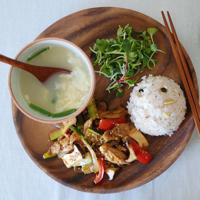 완성된 요리를 그릇에 담아 마무리하세요.