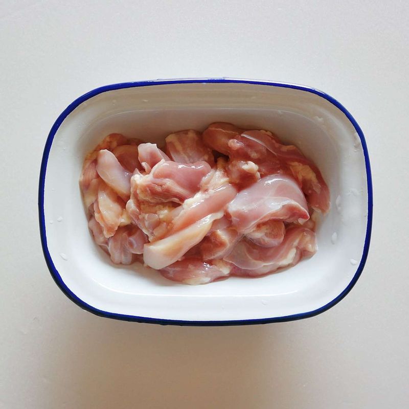 닭다리살은 껍질을 벗긴 후 한입 크기로 썰어서 밑간 재료에 10분간 재워주세요.