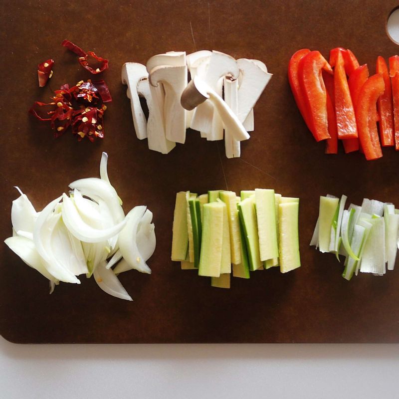 애호박, 새송이버섯, 빨간 파프리카, 대파는 4cm 길이로 썰어주세요. 양파는 굵게 채 썰고 건 고추는 송송 썰어주세요.