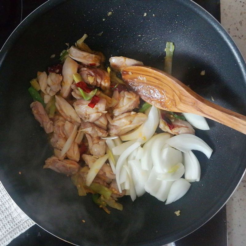 매콤한 향이 올라오면 닭다리살을 넣고 볶다가 닭이 거의 익으면 양파를 넣어주세요.