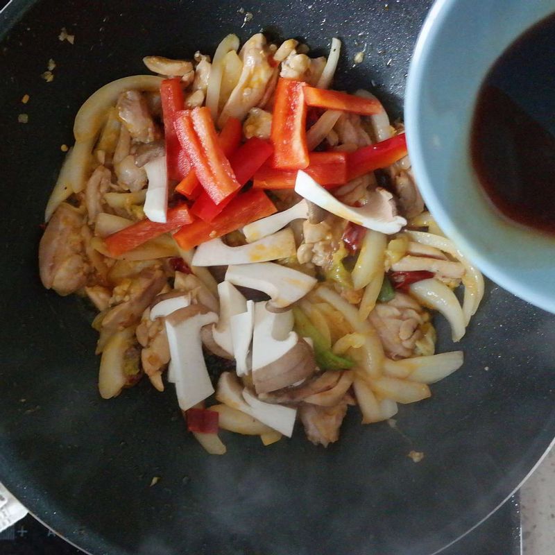 양파가 투명해지면 애호박, 새송이버섯, 파프리카와 양념 재료를 넣고 살짝 볶아주세요.