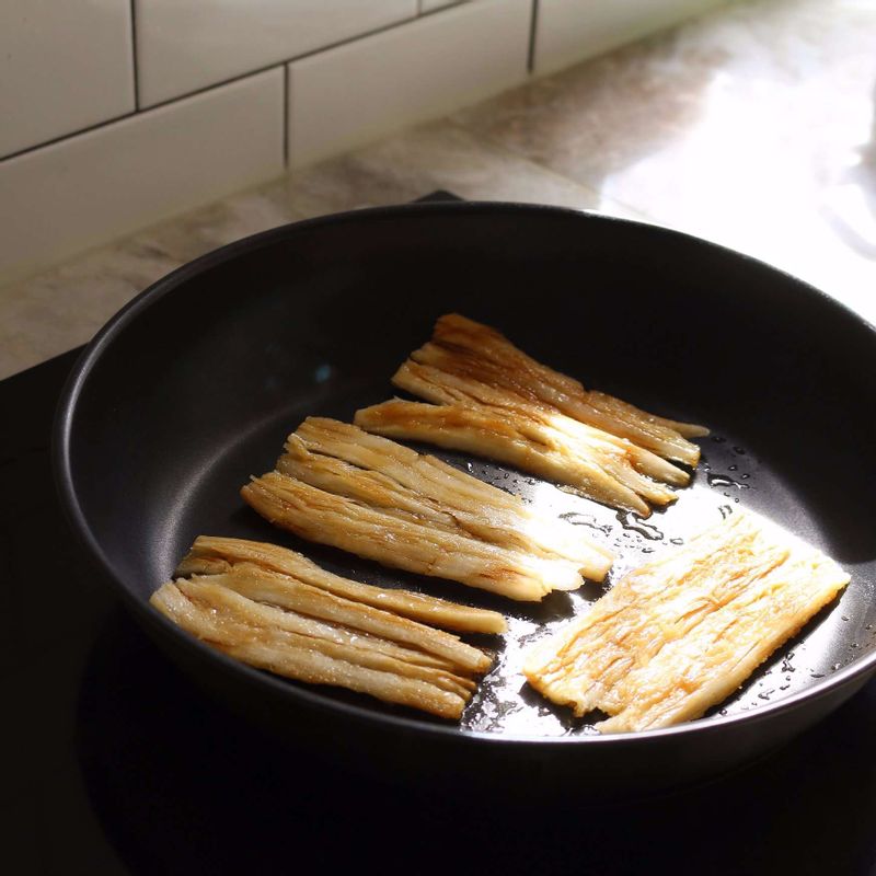 더덕에 밑간재료를 바른 후, 약불에서 앞뒤로 노릇하게 구워주세요.