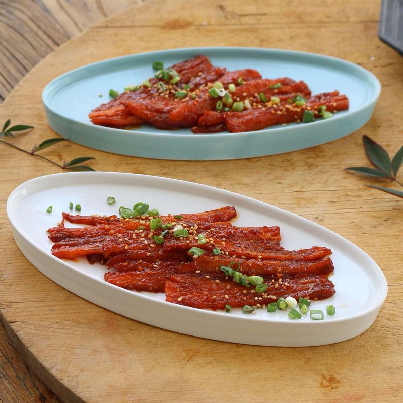 접시에 더덕구이를 담고 송송 썬 실파와 통깨를 뿌려주세요.