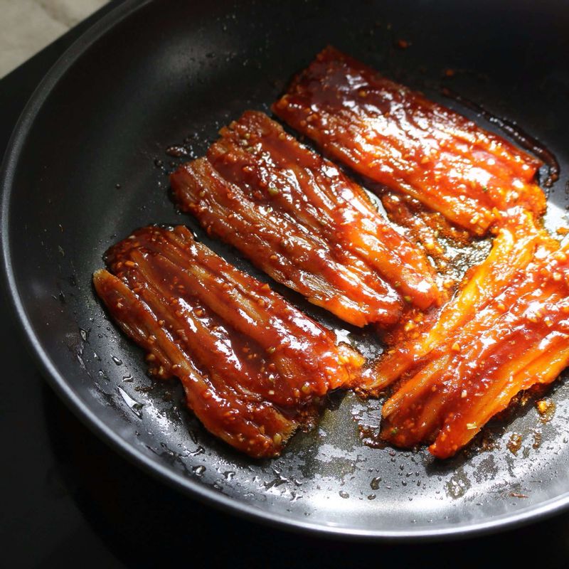 노릇하게 구운 더덕에 고추장양념장을 앞뒤로 골고루 바르고 약한불에서 한번 더 구워주세요.