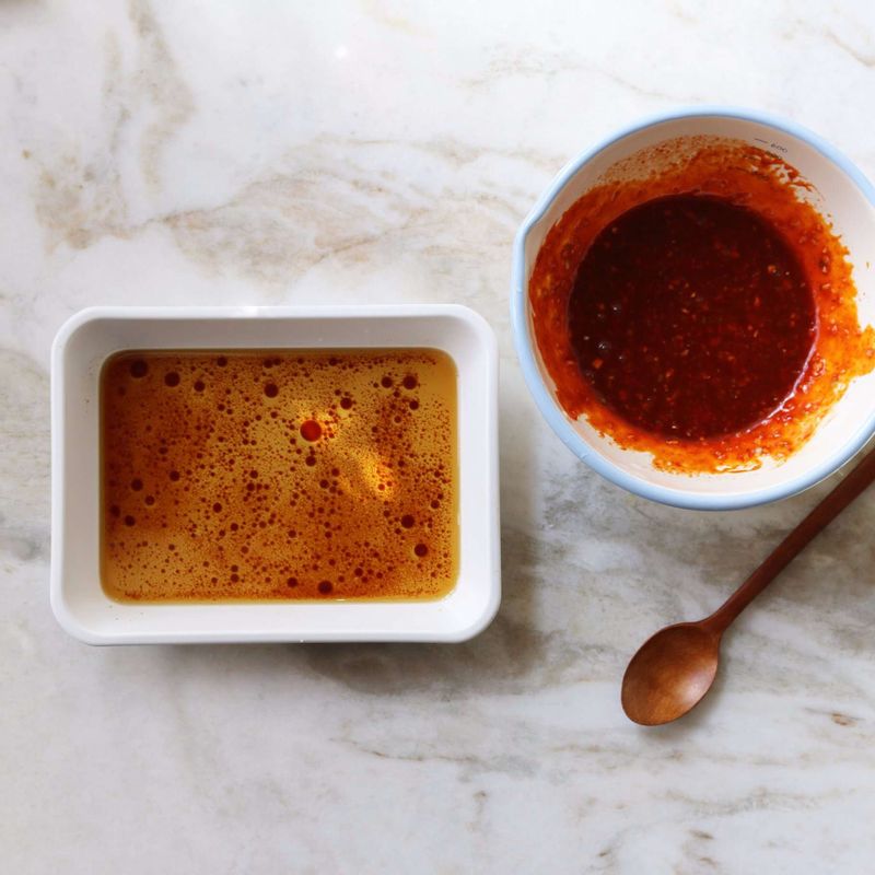 더덕의 밑간 양념과 고추장 양념을 만들어주세요.