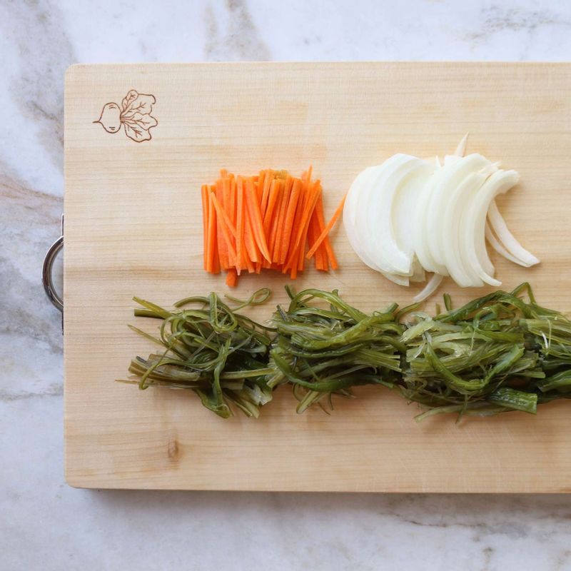 미역줄기는 6센치 길이로 먹기좋게 자르고, 굵은 줄기는 손으로 찢어주세요. 당근과 양파는 곱게 채를 썰어주세요.