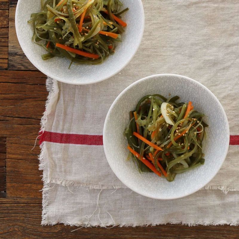 접시에 미역줄기볶음을 담고 통깨를 뿌려주세요.