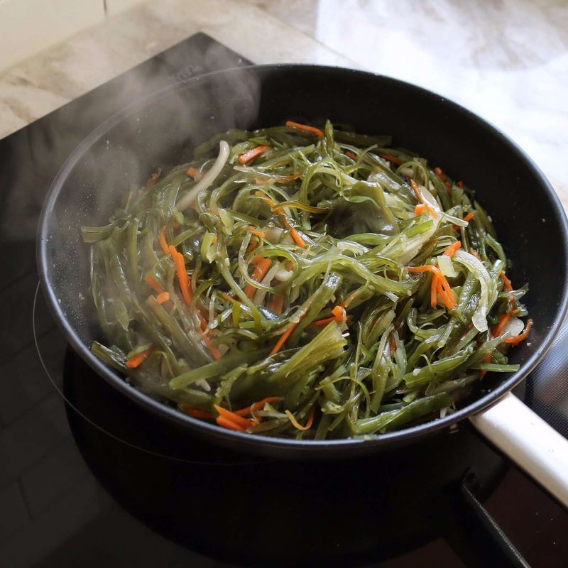 팬에 식용유를 두르고 다진마늘을 볶다가 양파와 당근, 미역줄기를 넣어주세요. 재료들이 부드러워질 때까지 볶다가 양념재료를 넣어 볶아주세요.
(부족한 간은 소금으로 가감해주세요.)