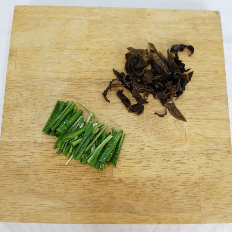 부추는 3cm길이로 썰고, 목이버섯은 불려서 채를 썰어주세요.