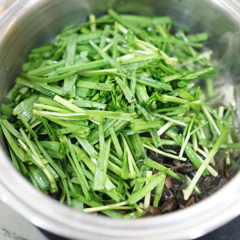 부추를 볶은 목이버섯 위에 소복하게 얹고 약불로 줄여 뚜껑을 닫고 10초 정도 그대로 두세요.
(부추의 아삭함이 남아있도록 볶아야 맛있어요.)