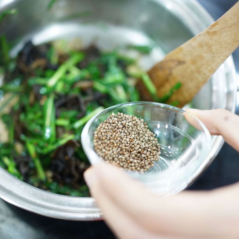 뚜껑을 열고 남은 간장을 쳐주고 통들깨를 넣어 섞어준 다음 불에서 내려주세요.
(통들깨가 없으면 통깨로 대체하고 참기름을 사용하세요.)