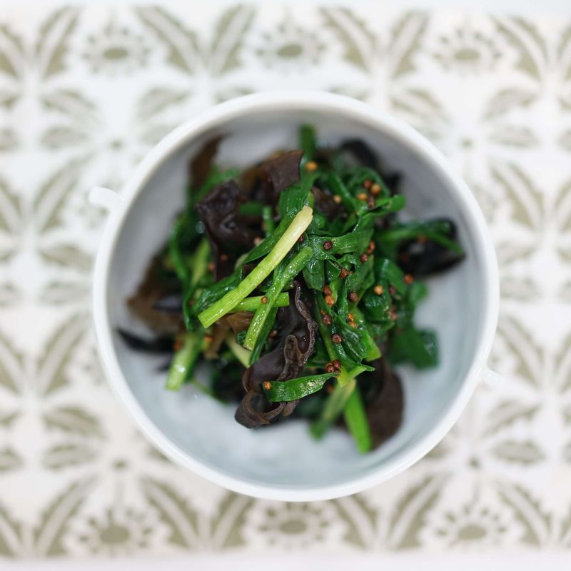 완성된 요리를 그릇에 담아 마무리해주세요.