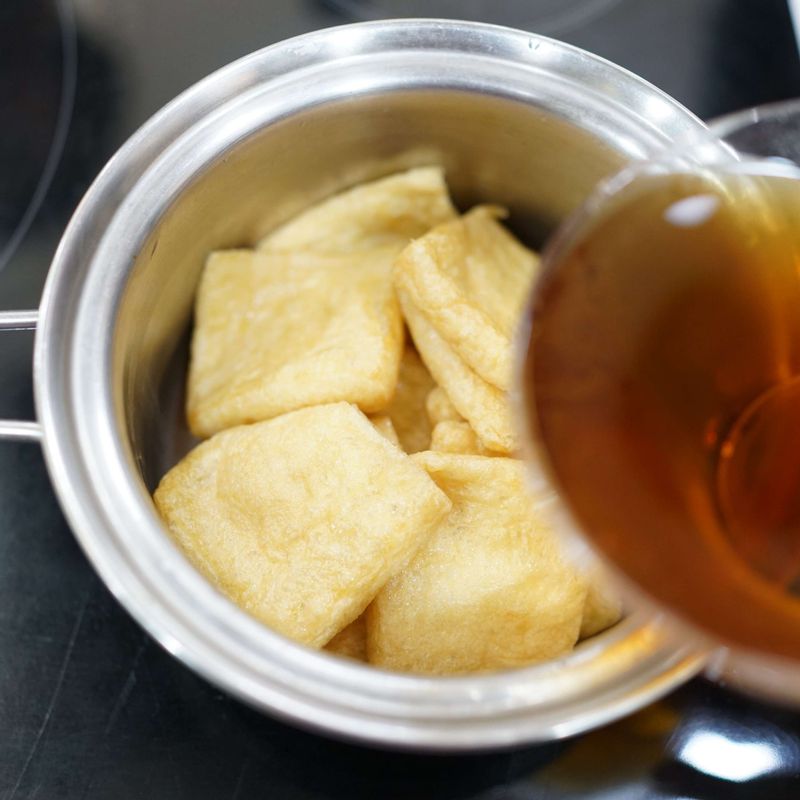 생유부는 조림장을 넣어 바짝 조리고 물기를 짜주세요.
